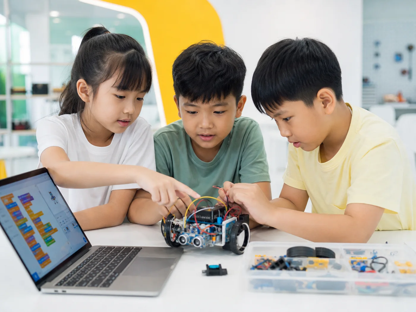 Nhóm học sinh lập trình và kiểm thử robot