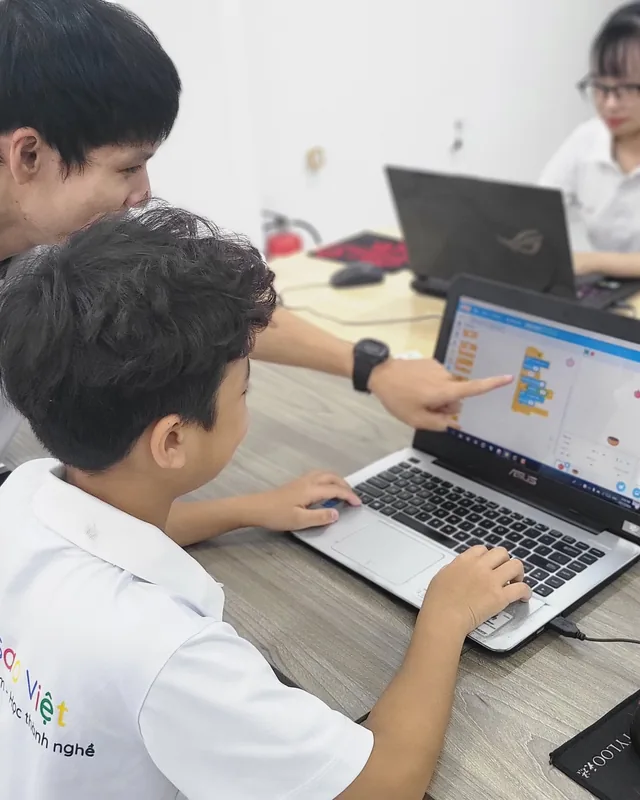 Giáo viên Sao Việt hướng dẫn học viên lập trình trực tiếp