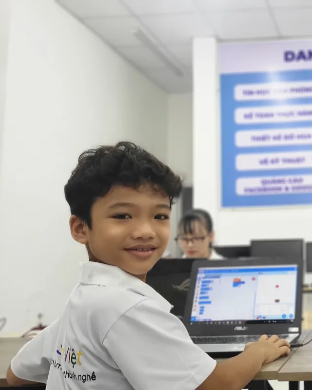 Học viên Sao Việt thực hành lập trình Robotics trên máy tính