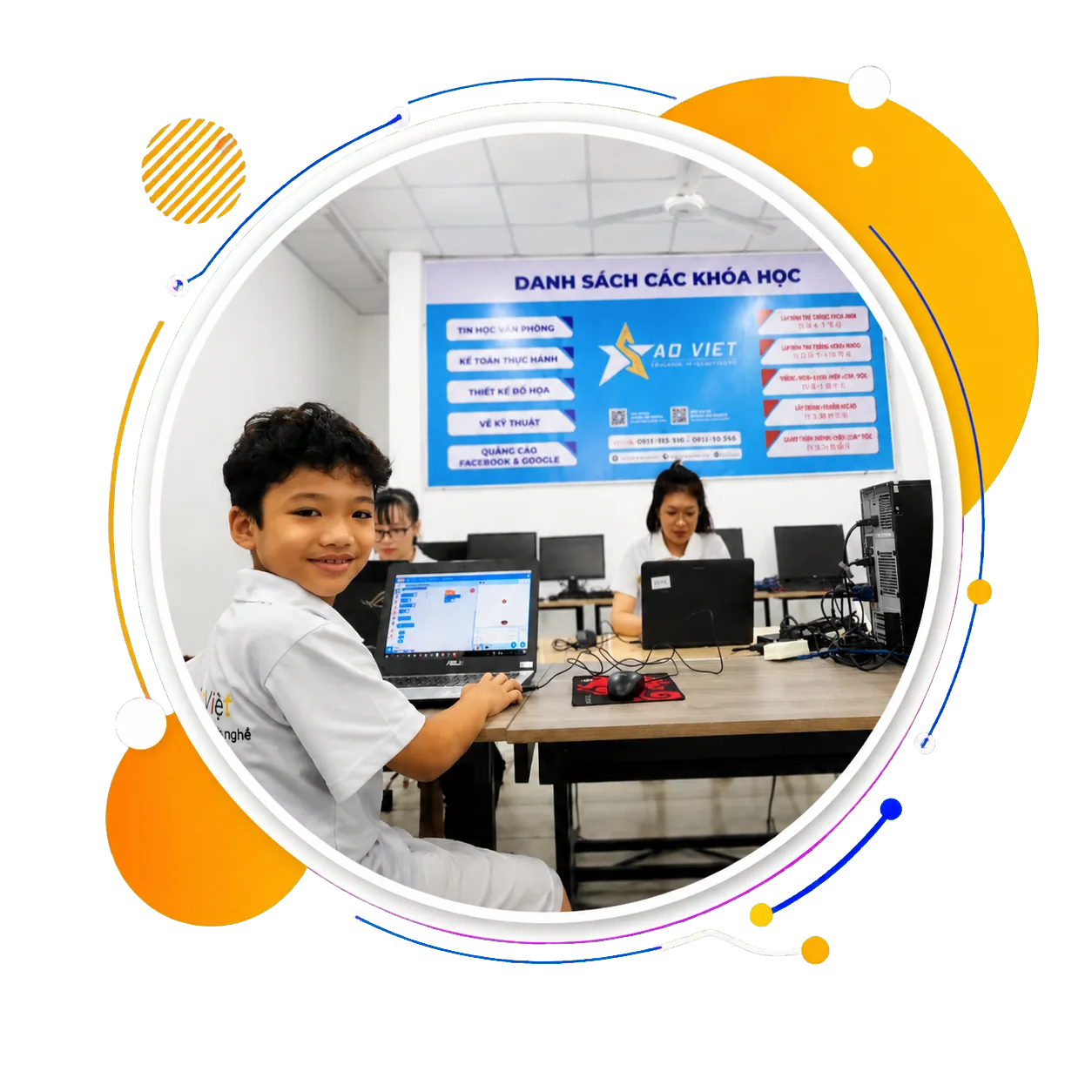 Học viên Sao Việt thực hành lập trình trong lớp học