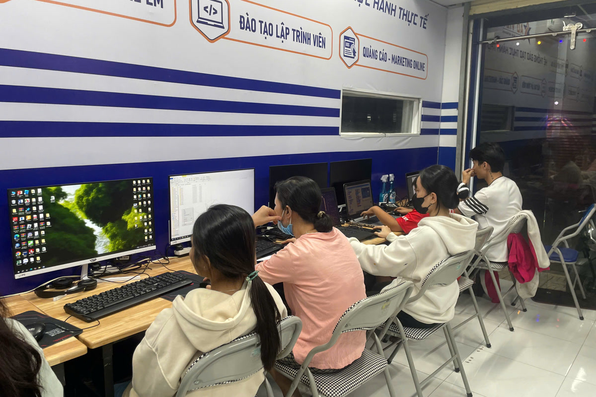 Giáo viên hướng dẫn học sinh lập trình robot trong lớp học