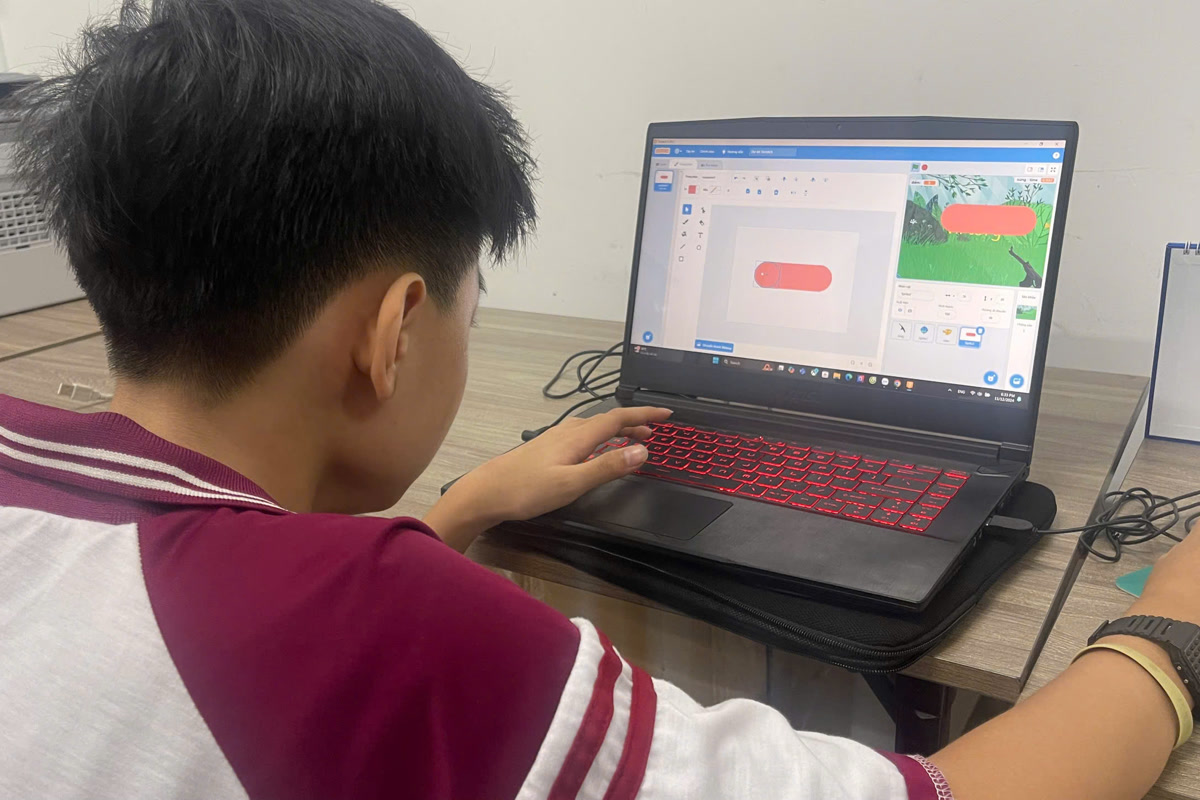 Học sinh lớp 1 làm quen với lắp ráp robot VEX GO