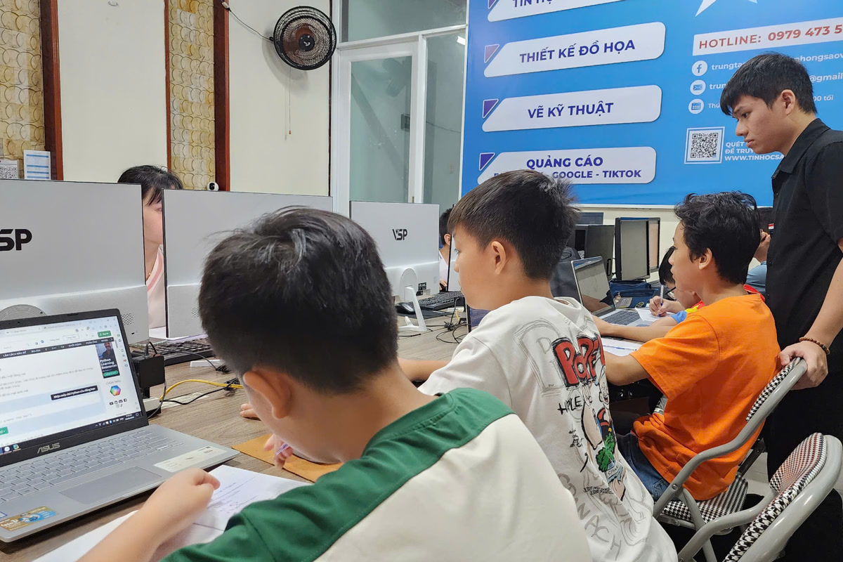 Học sinh thực hành VEX GO và kiểm thử mô hình robot