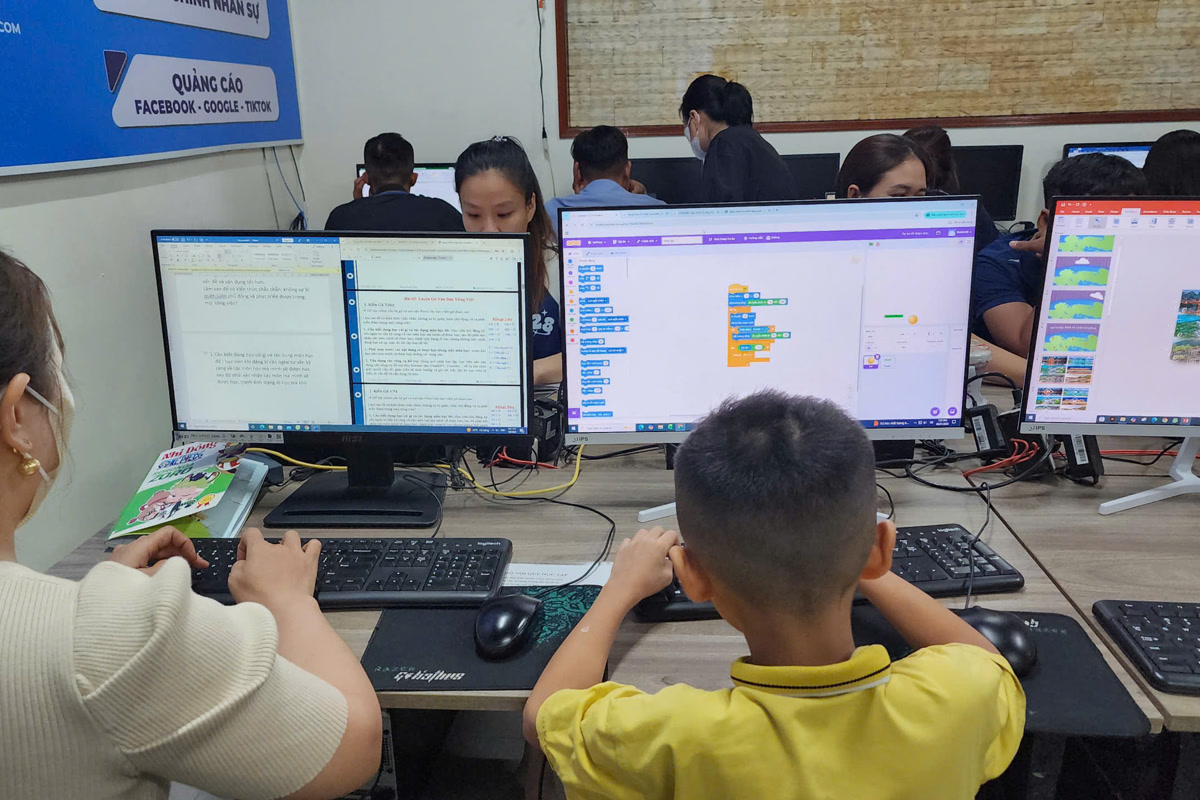 Học sinh thuyết trình dự án robot cuối khóa trước lớp