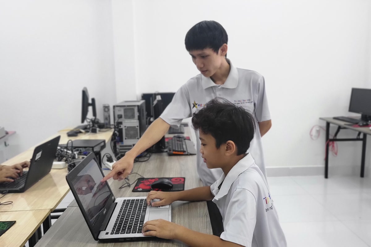 Học sinh tiểu học thực hành dự án STEAM