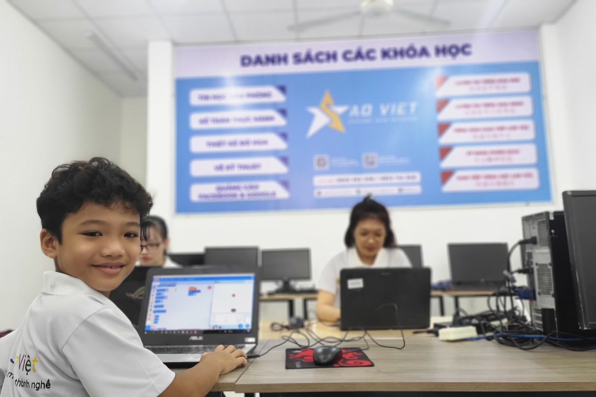 Học viên lớp 1-2 lắp ráp robot VEX GO tại Sao Việt Robotics