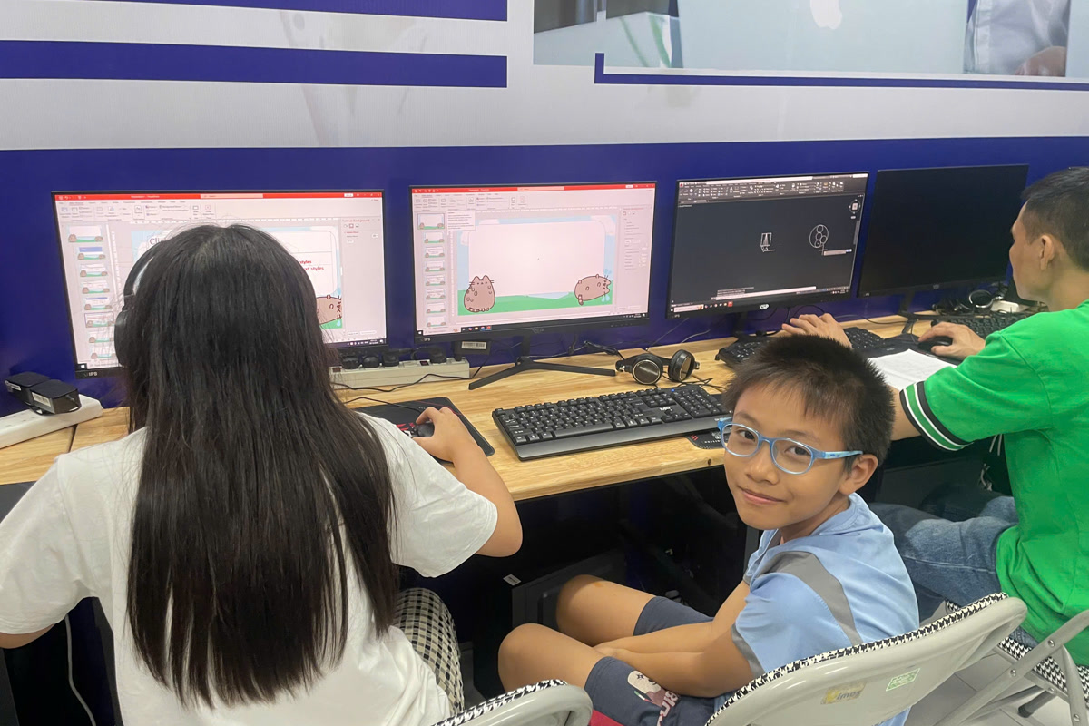 Lớp học Robotics cho học sinh THCS với thiết bị VEX GO hiện đại