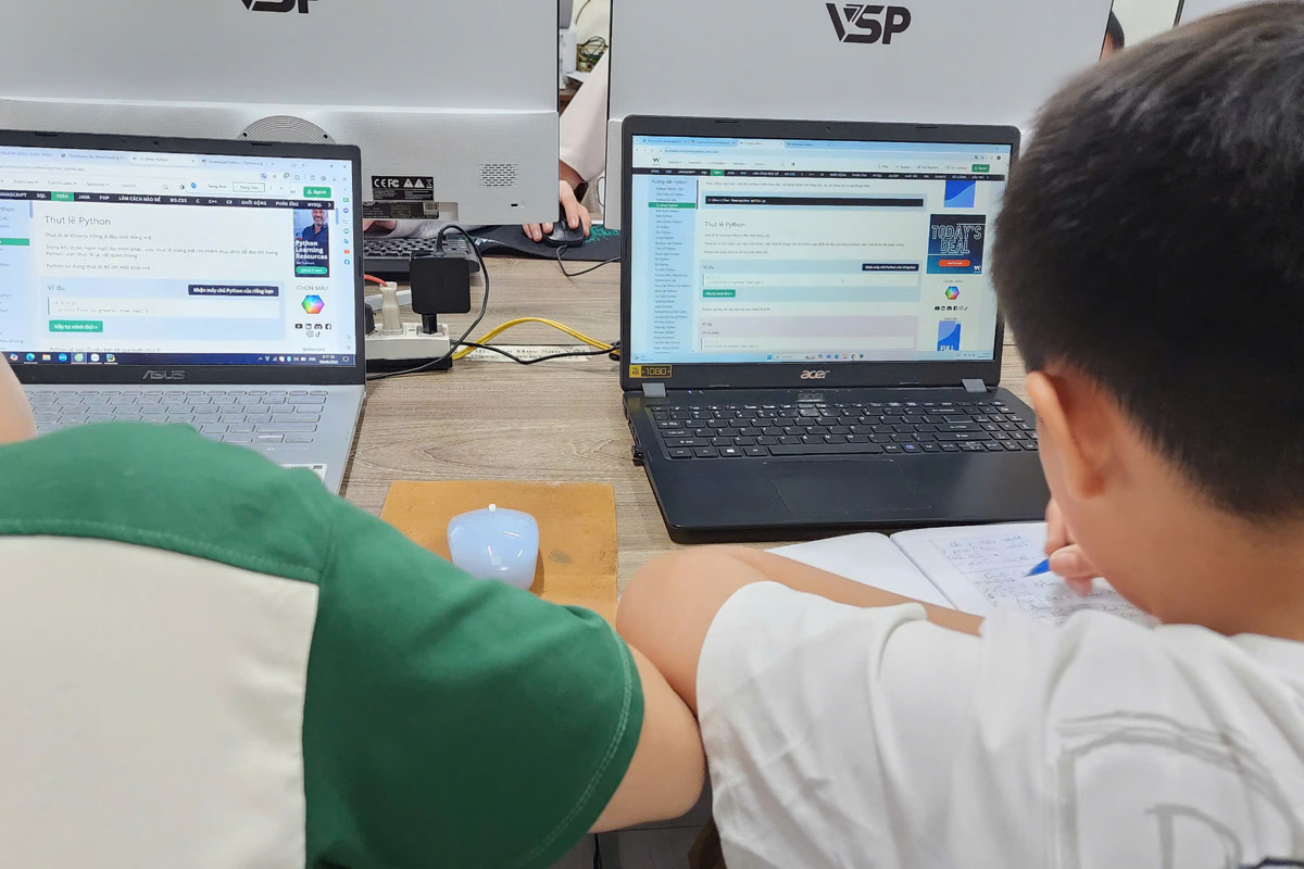 Nhóm học sinh làm việc cùng nhau trong dự án Robotics