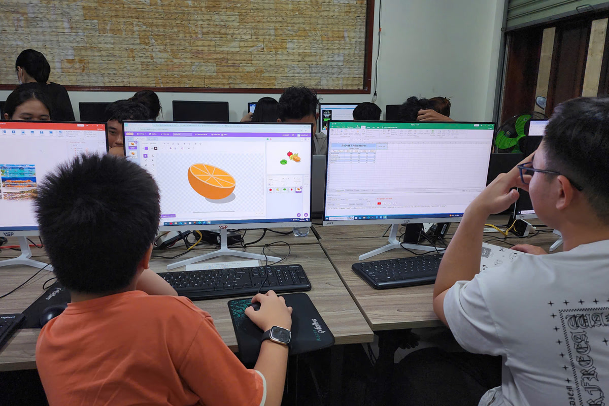 Robot tự động điều khiển bằng VEXcode GO trong lớp học STEAM