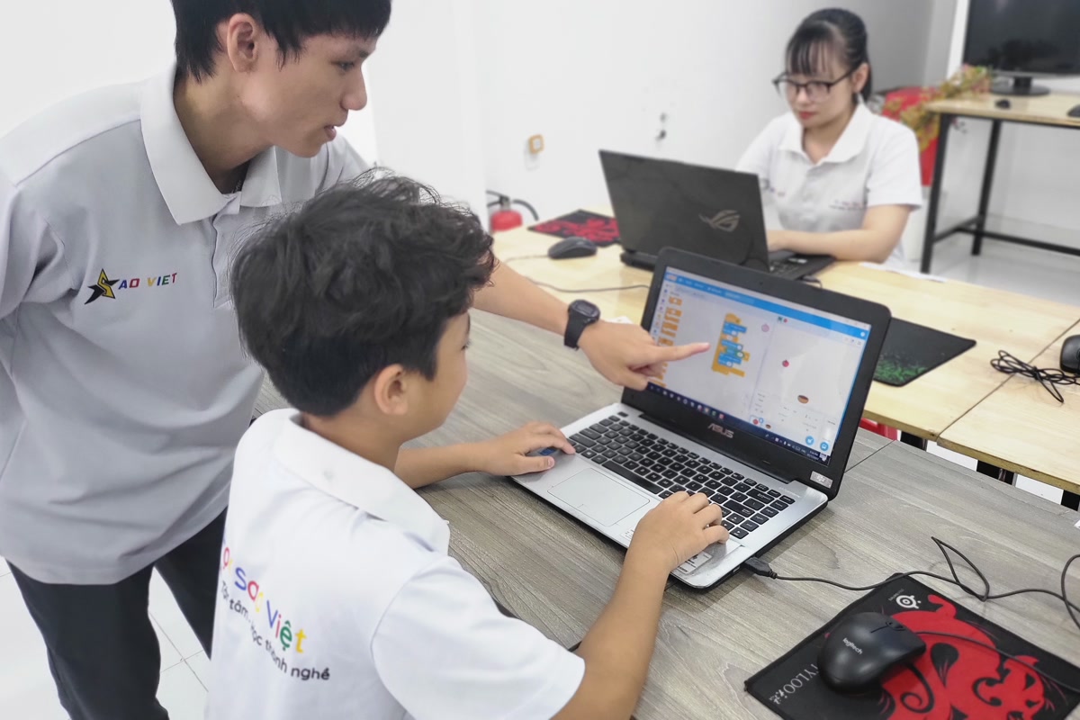 Trẻ em kiểm thử robot sau khi lập trình