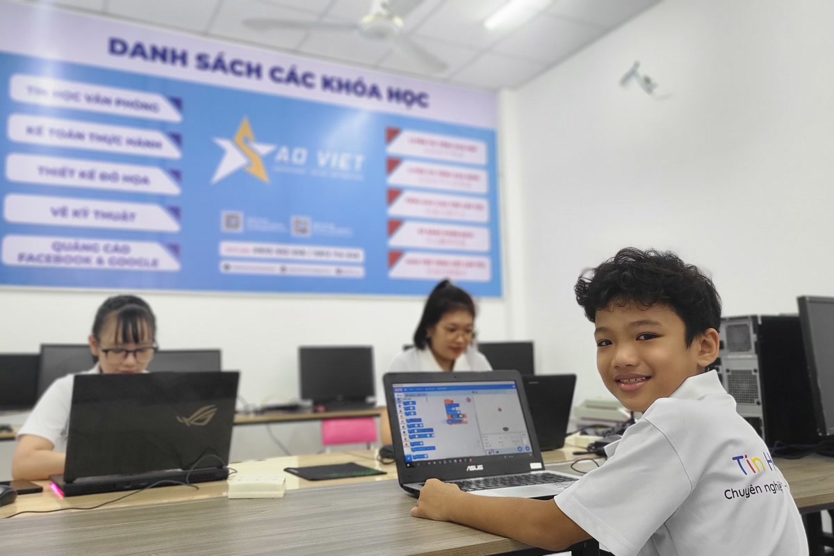 Trẻ em làm việc nhóm với mô hình Robotics